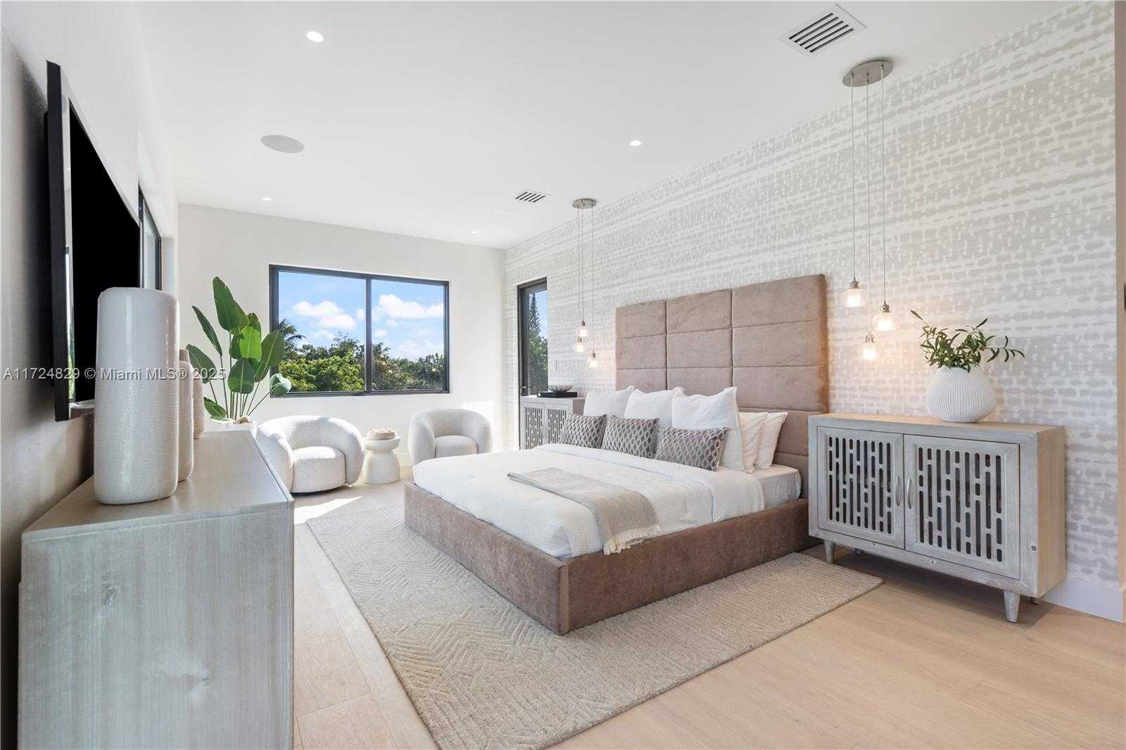 Small Image of 9132 DICKENS AVE, Surfside Number 17