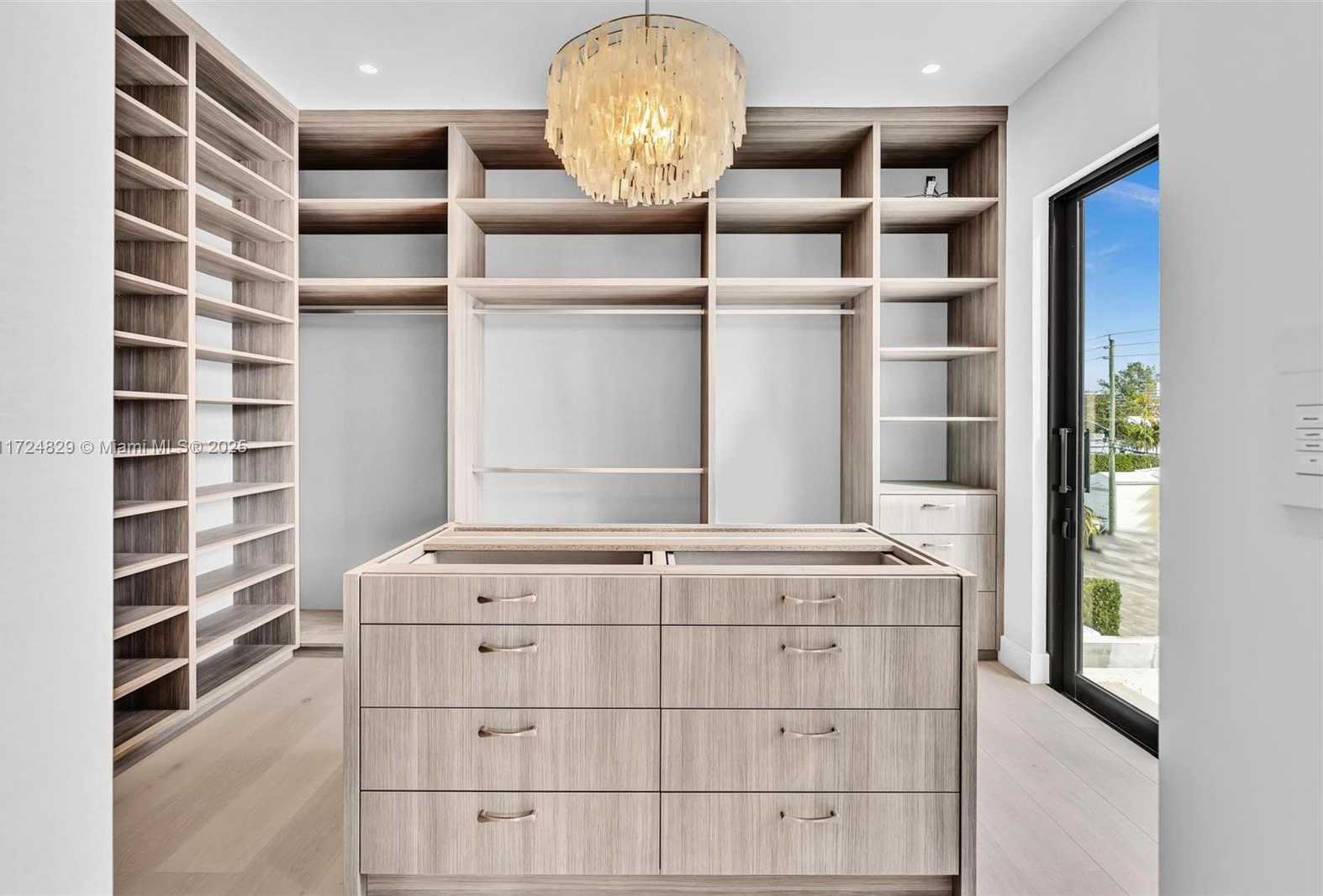 Small Image of 9132 DICKENS AVE, Surfside Number 18