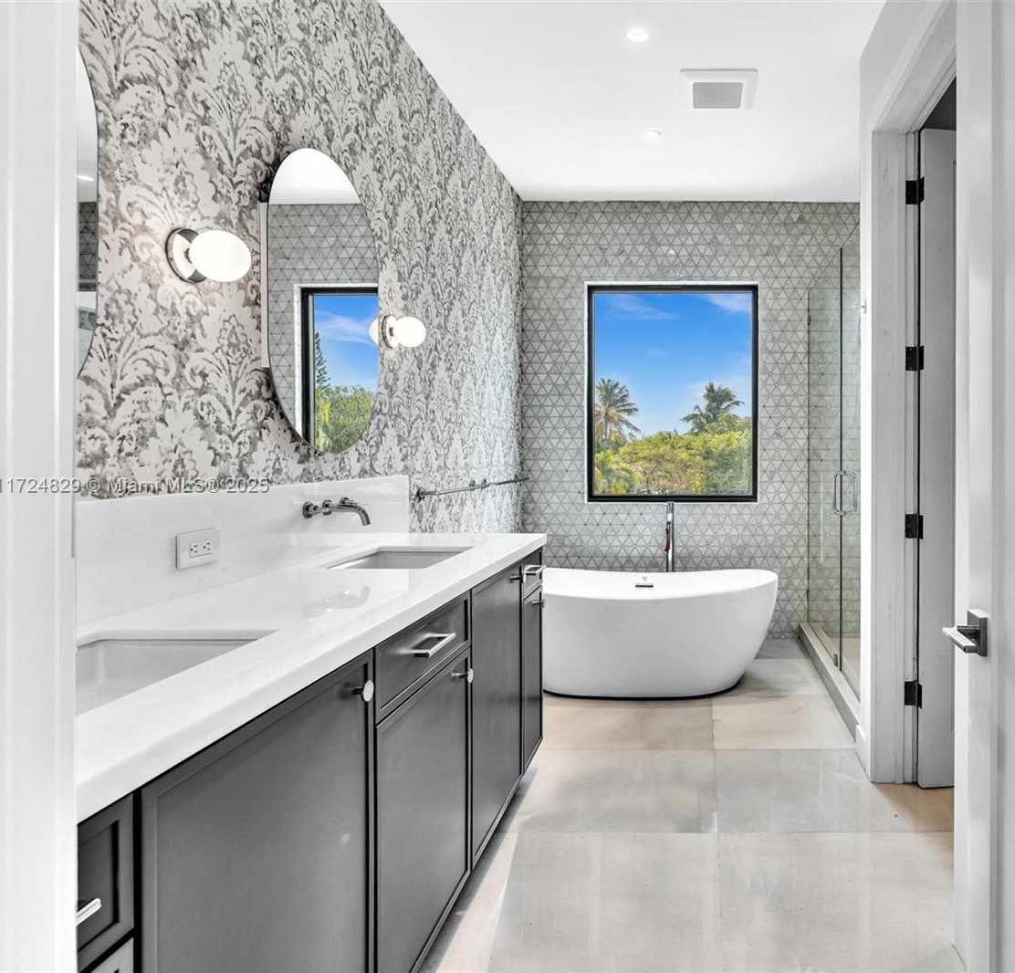 Small Image of 9132 DICKENS AVE, Surfside Number 19
