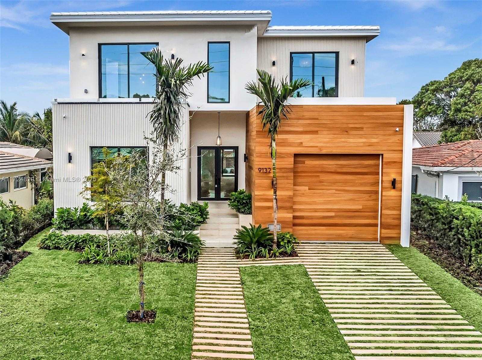 Small Image of 9132 DICKENS AVE, Surfside Number 2