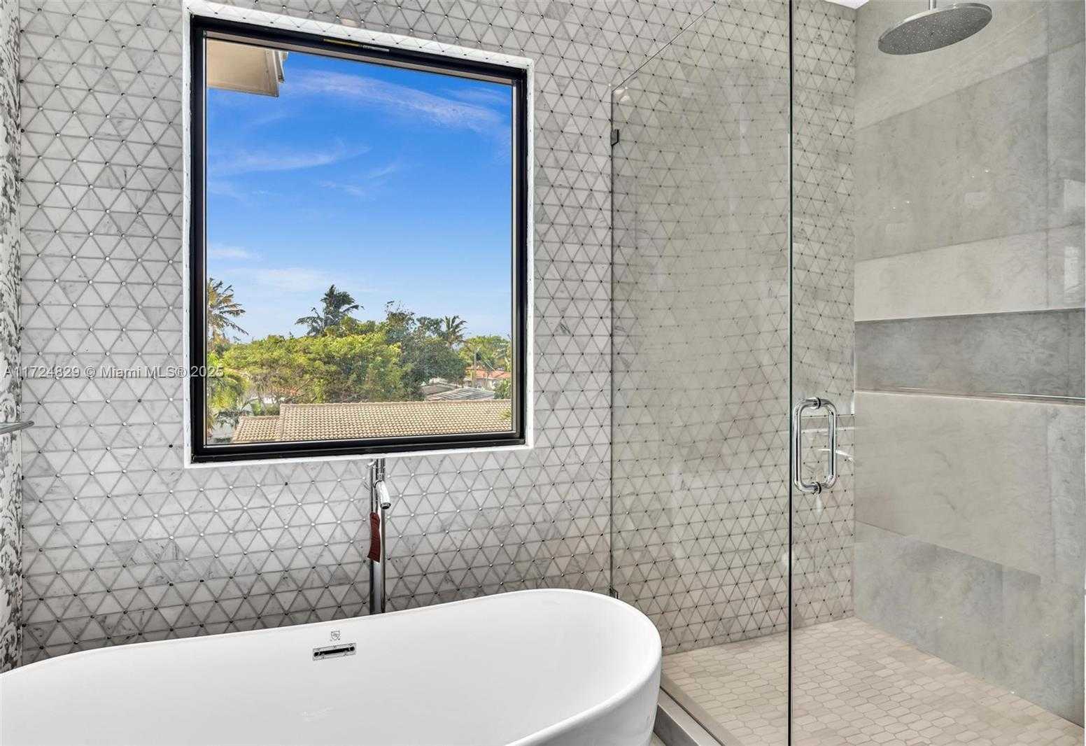 Small Image of 9132 DICKENS AVE, Surfside Number 21