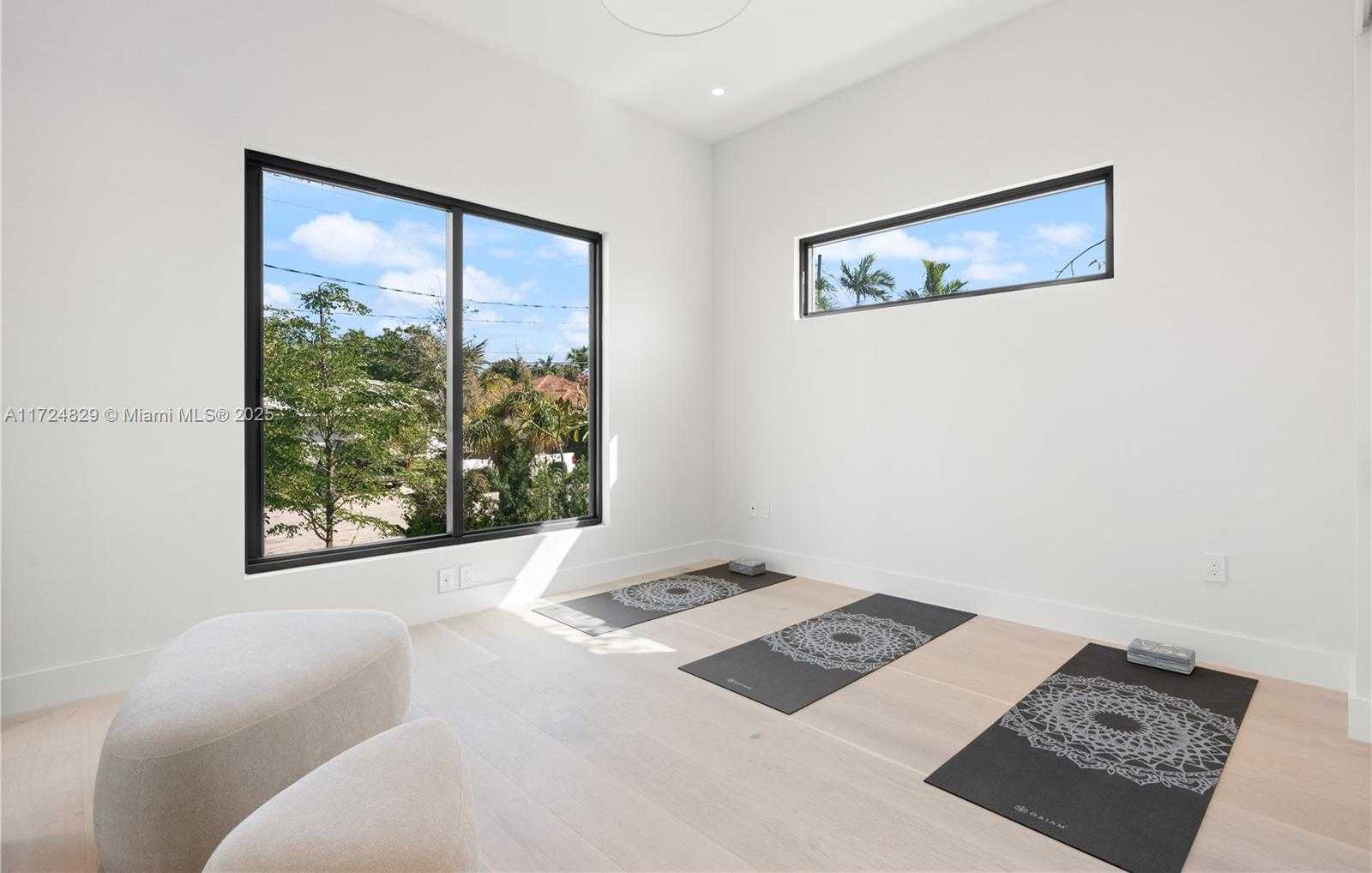 Small Image of 9132 DICKENS AVE, Surfside Number 22