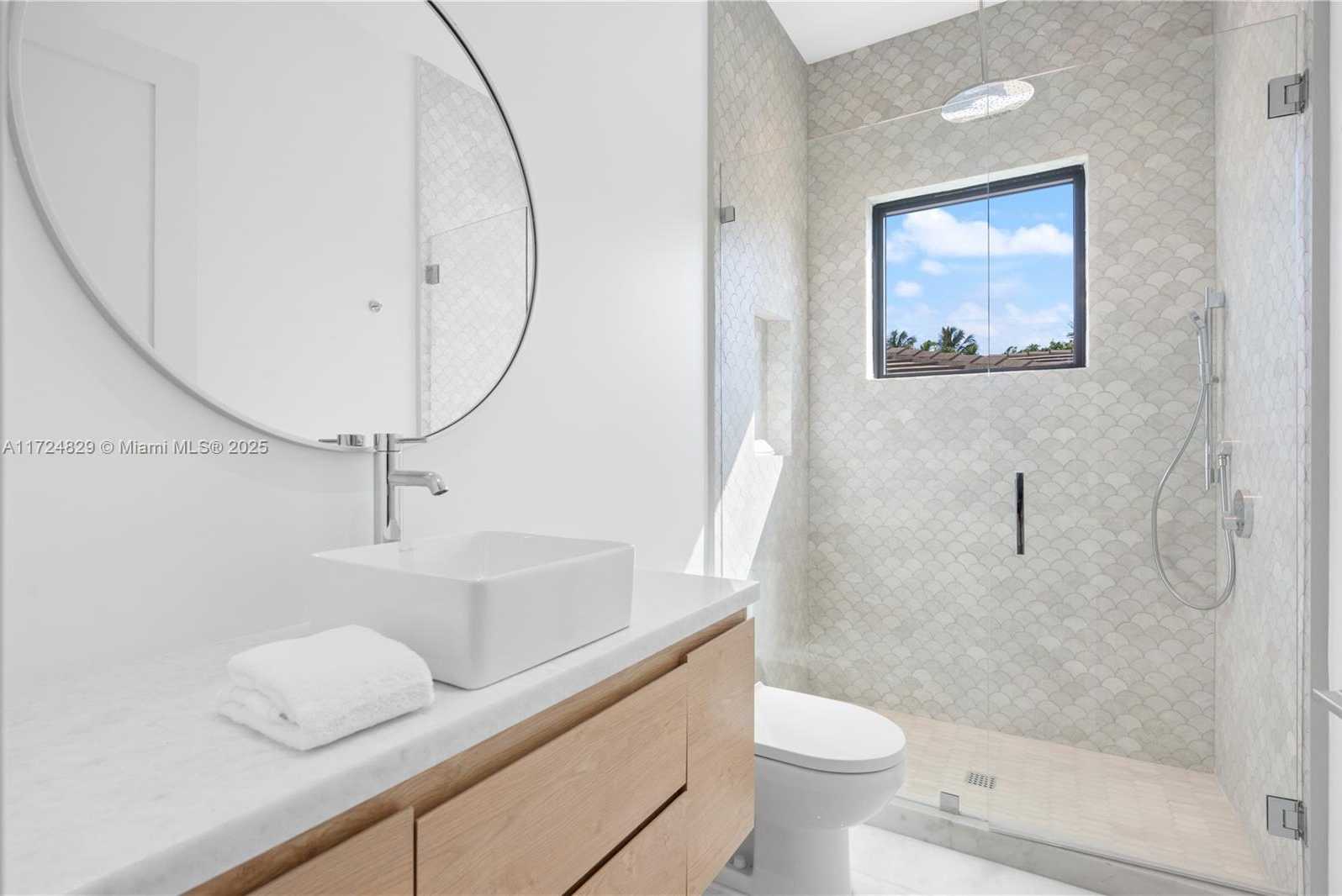 Small Image of 9132 DICKENS AVE, Surfside Number 23