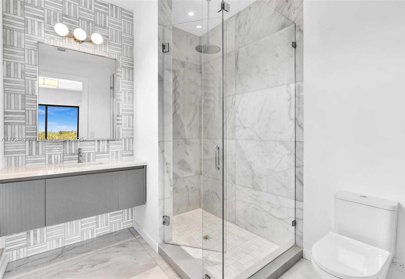 Small Image of 9132 DICKENS AVE, Surfside Number 24