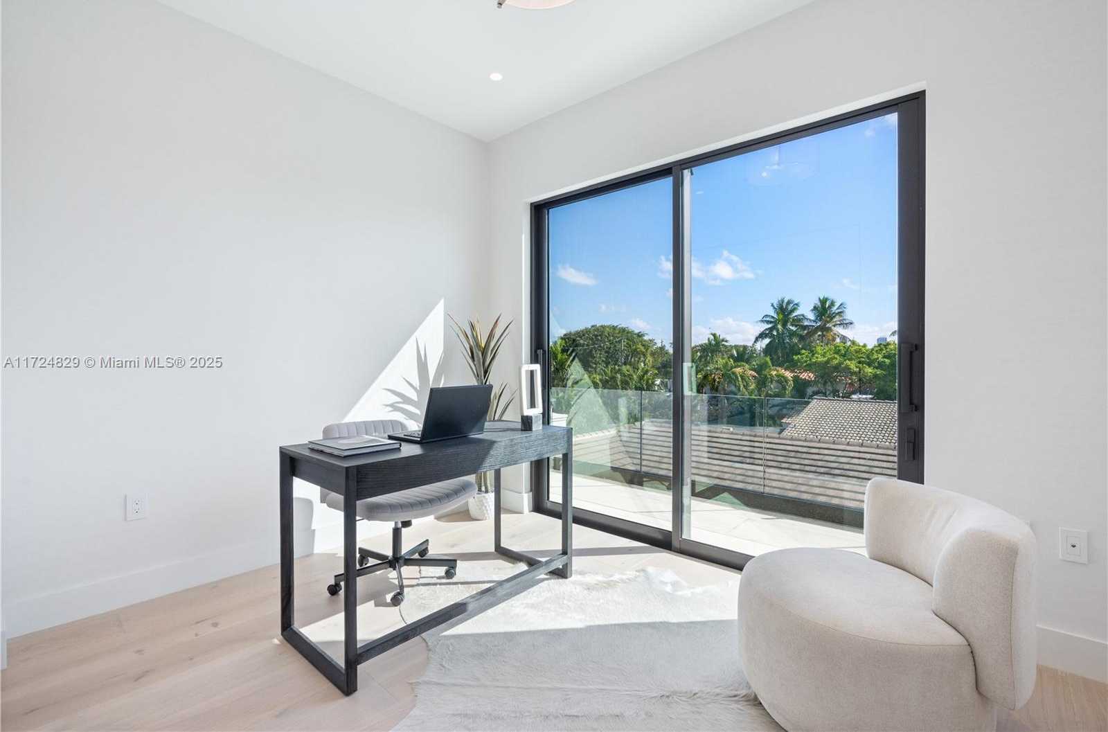 Small Image of 9132 DICKENS AVE, Surfside Number 25