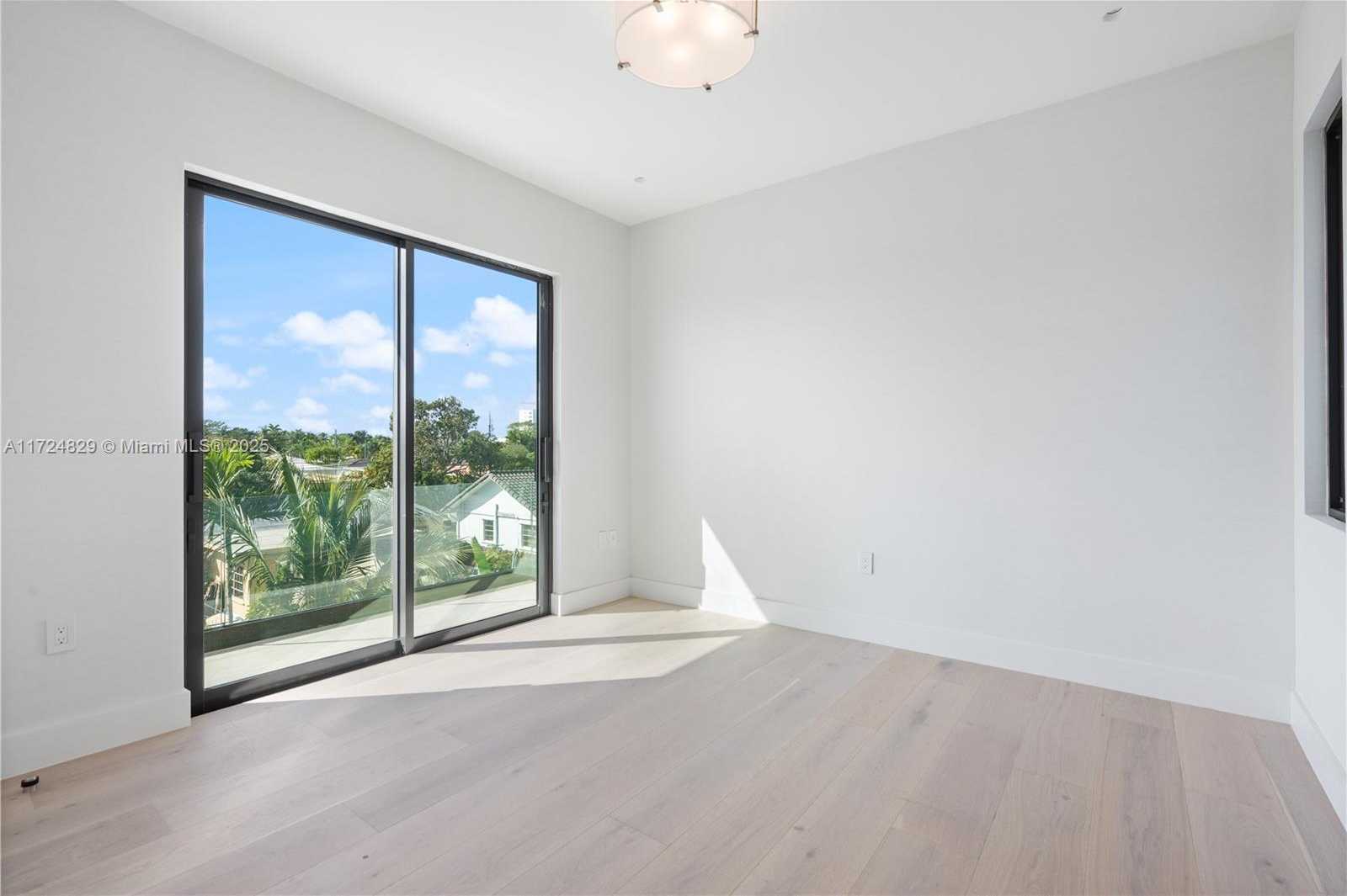 Small Image of 9132 DICKENS AVE, Surfside Number 26