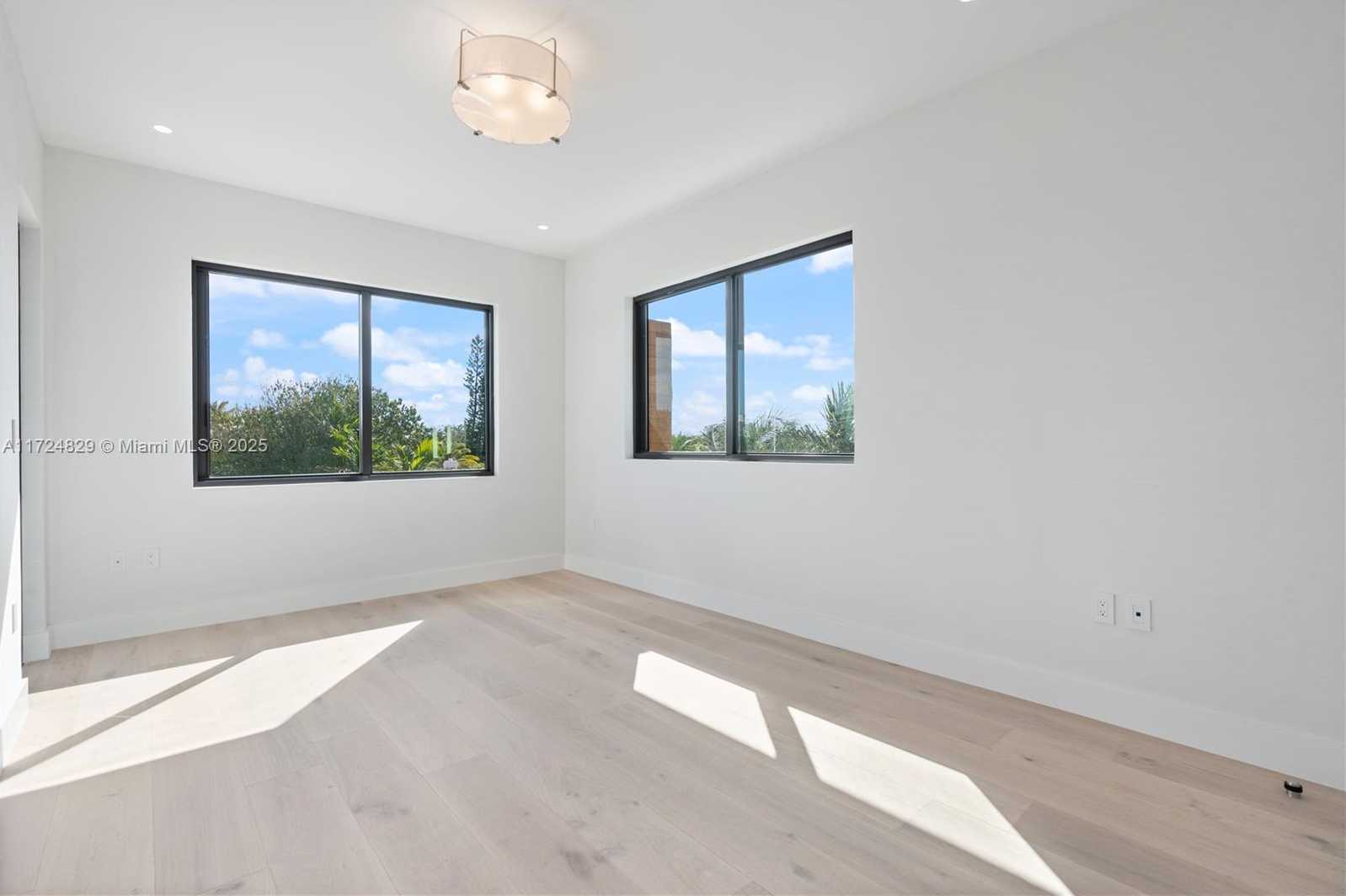 Small Image of 9132 DICKENS AVE, Surfside Number 27