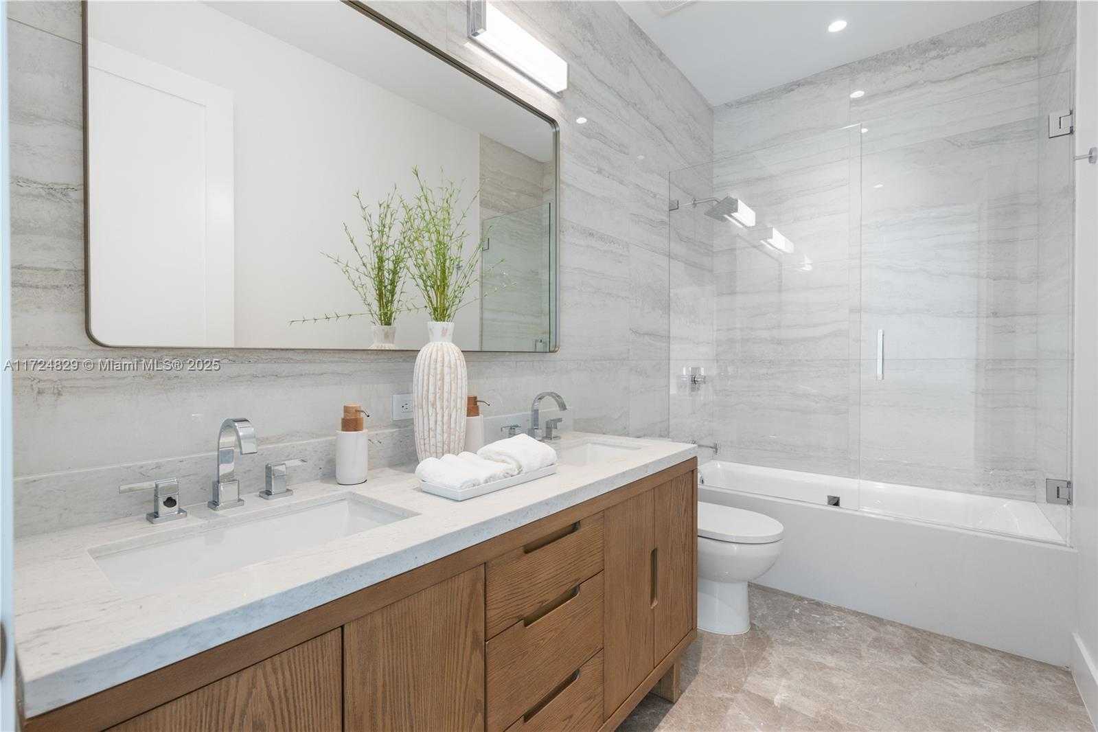 Small Image of 9132 DICKENS AVE, Surfside Number 28