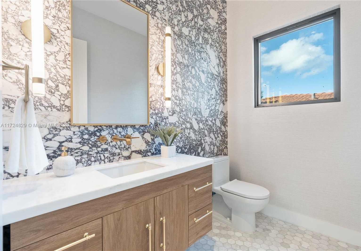 Small Image of 9132 DICKENS AVE, Surfside Number 30