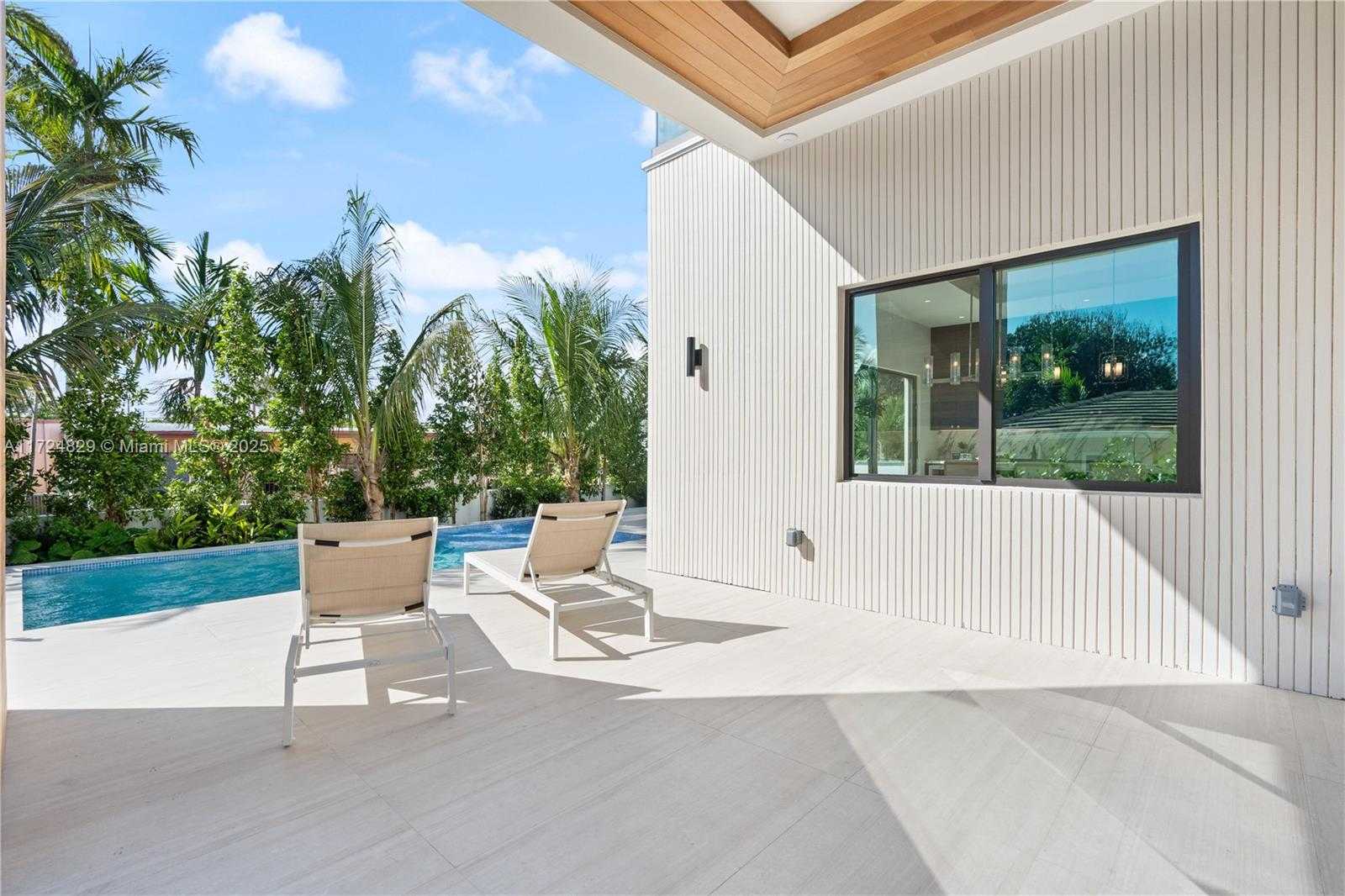 Small Image of 9132 DICKENS AVE, Surfside Number 31