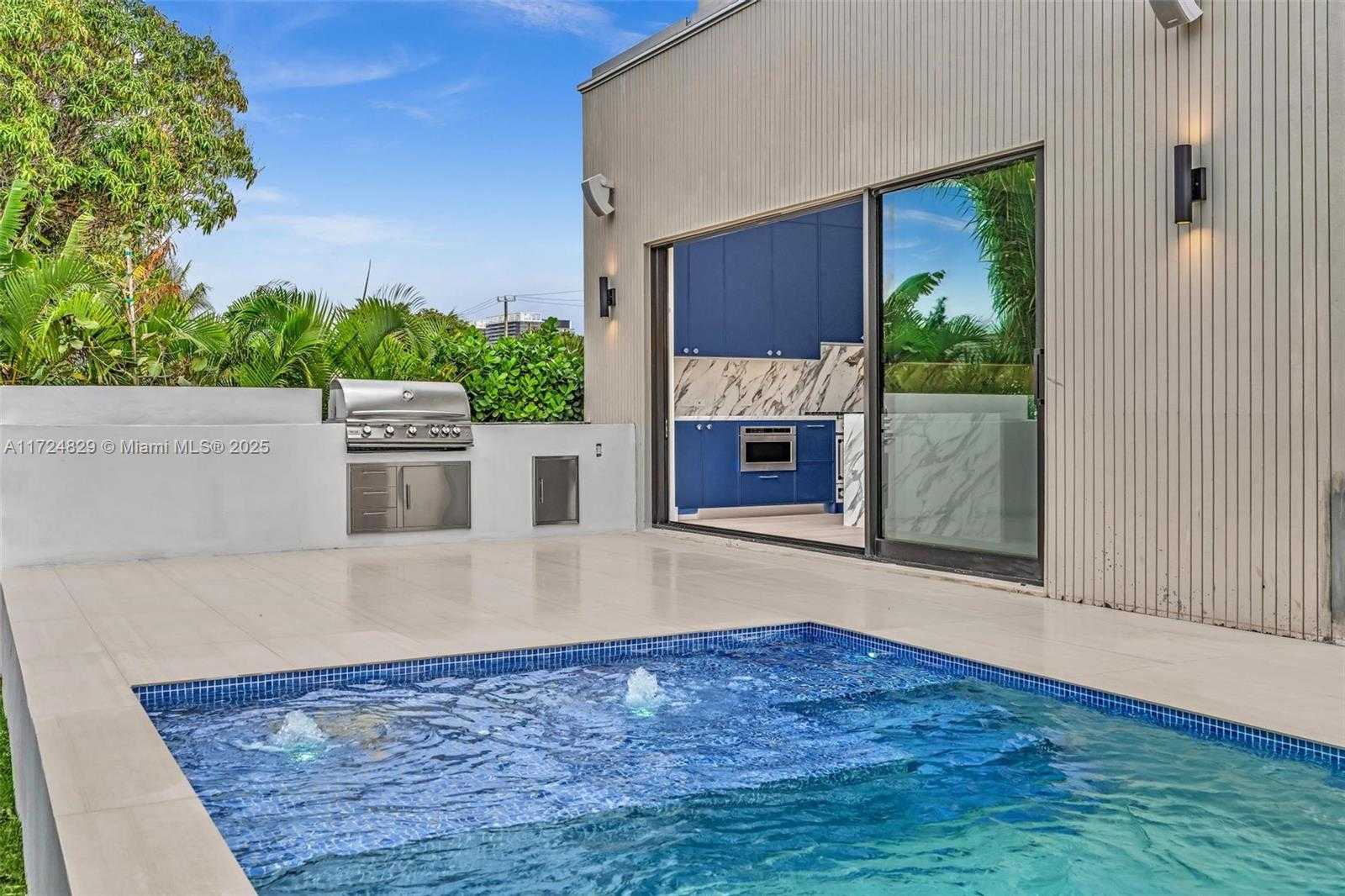 Small Image of 9132 DICKENS AVE, Surfside Number 34