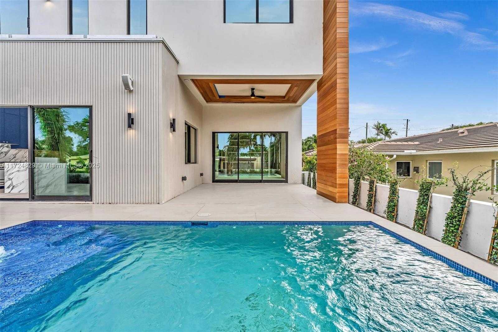 Small Image of 9132 DICKENS AVE, Surfside Number 35