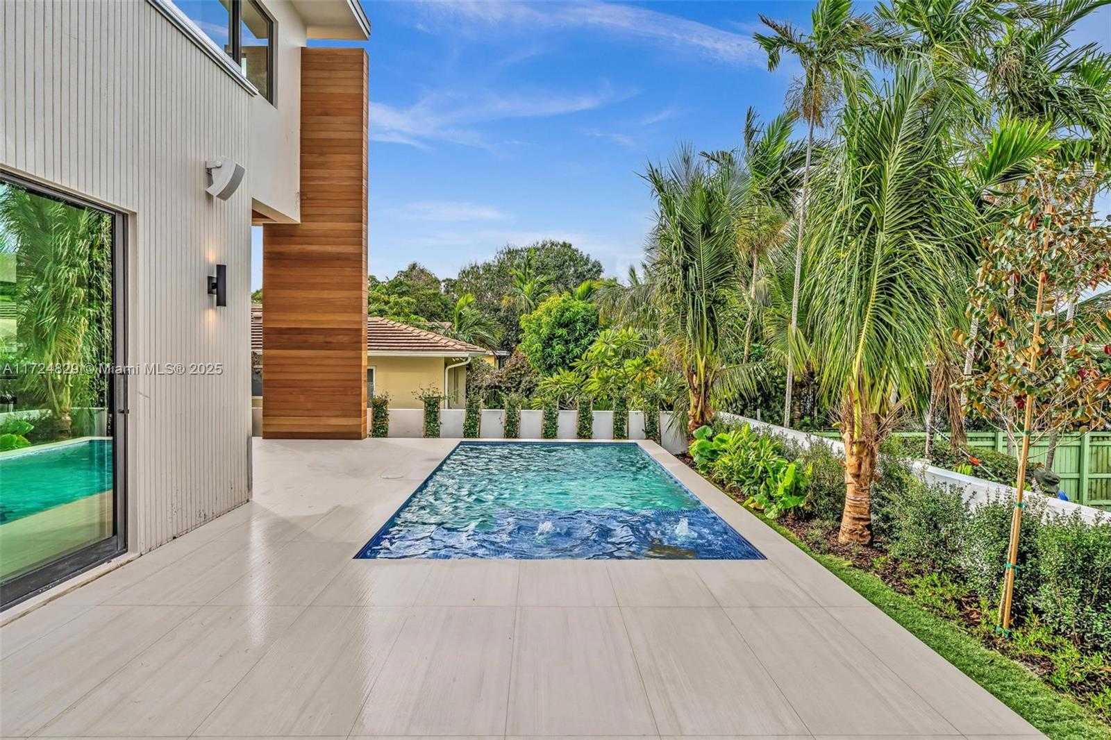 Small Image of 9132 DICKENS AVE, Surfside Number 36