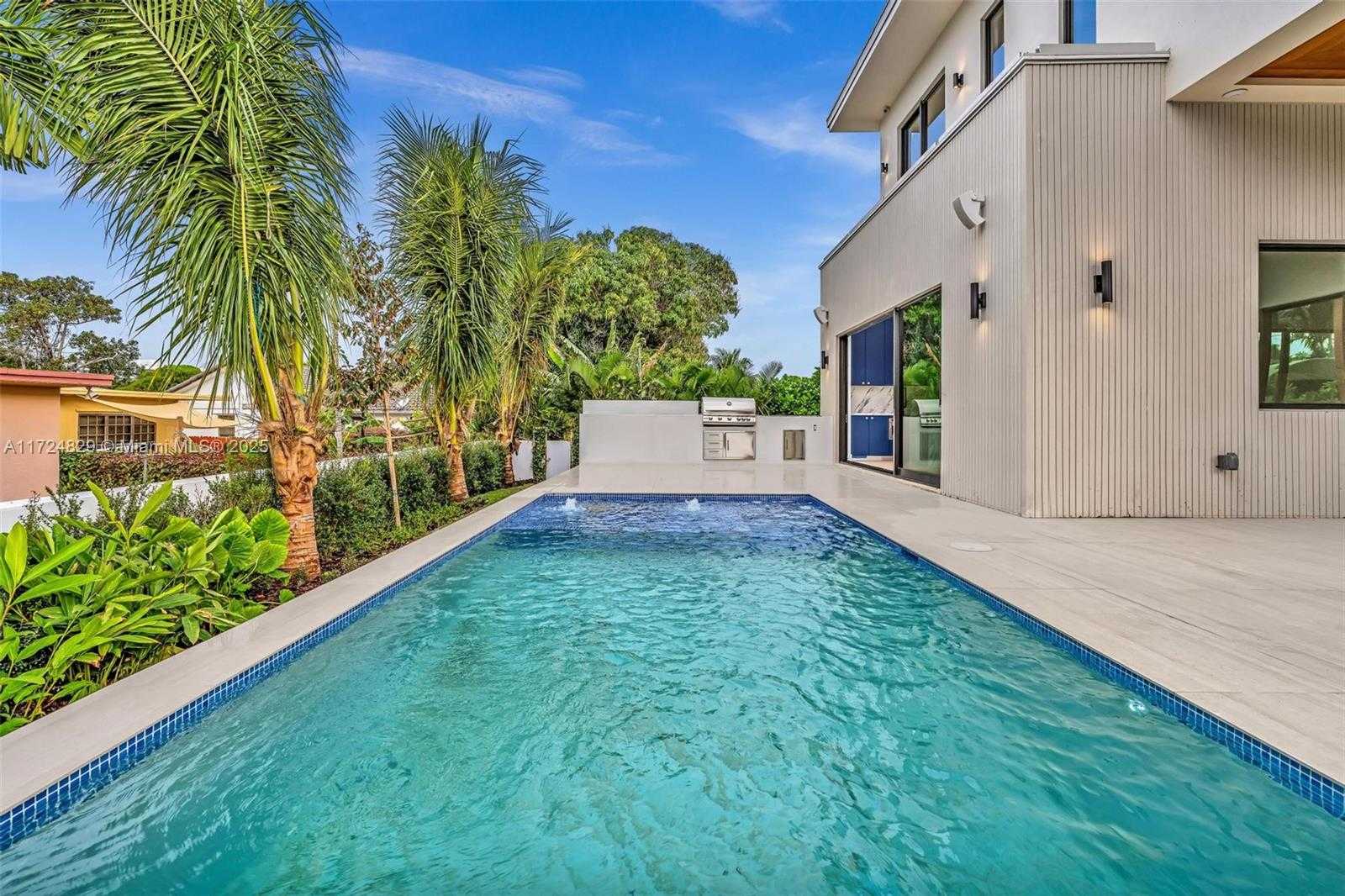 Small Image of 9132 DICKENS AVE, Surfside Number 37