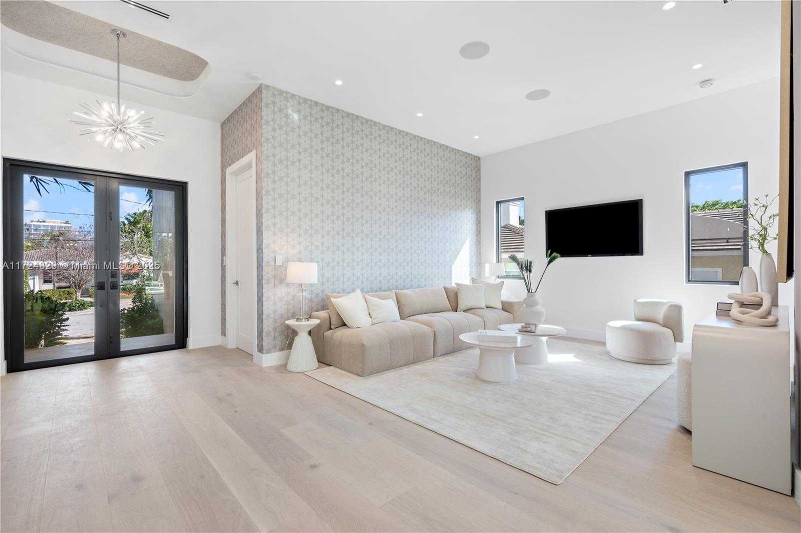 Small Image of 9132 DICKENS AVE, Surfside Number 4