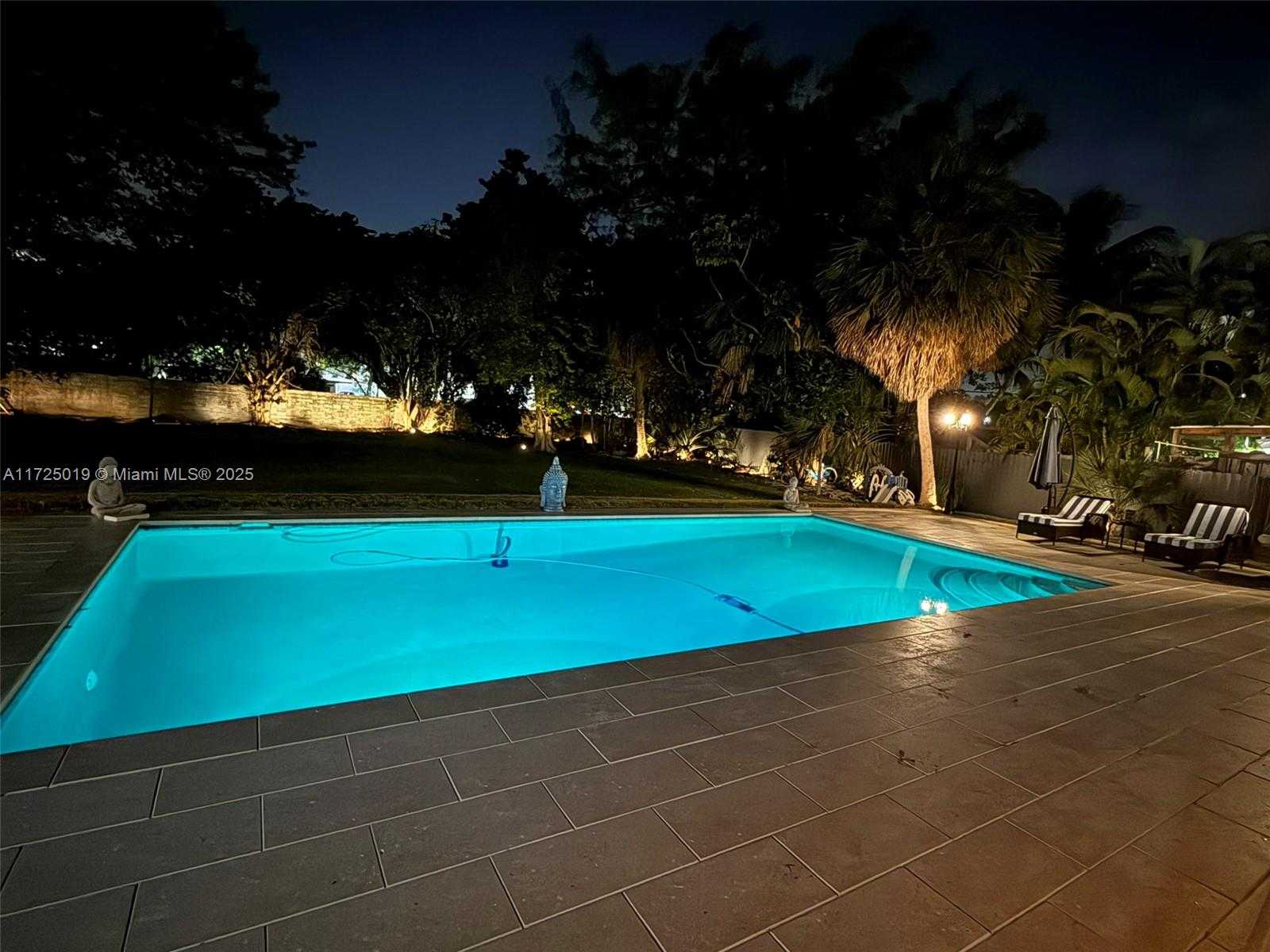 Small Image of 12500 ALAMANDA DR, North Miami Number 10