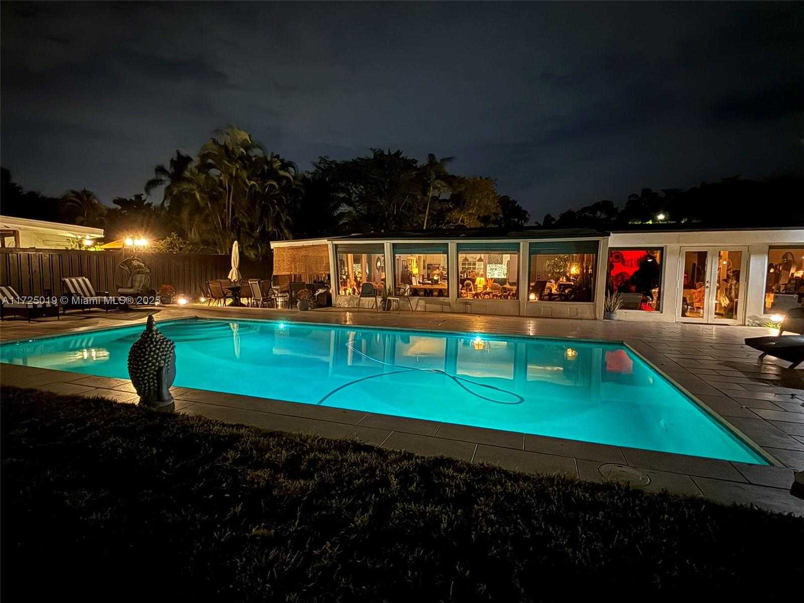 Small Image of 12500 ALAMANDA DR, North Miami Number 11