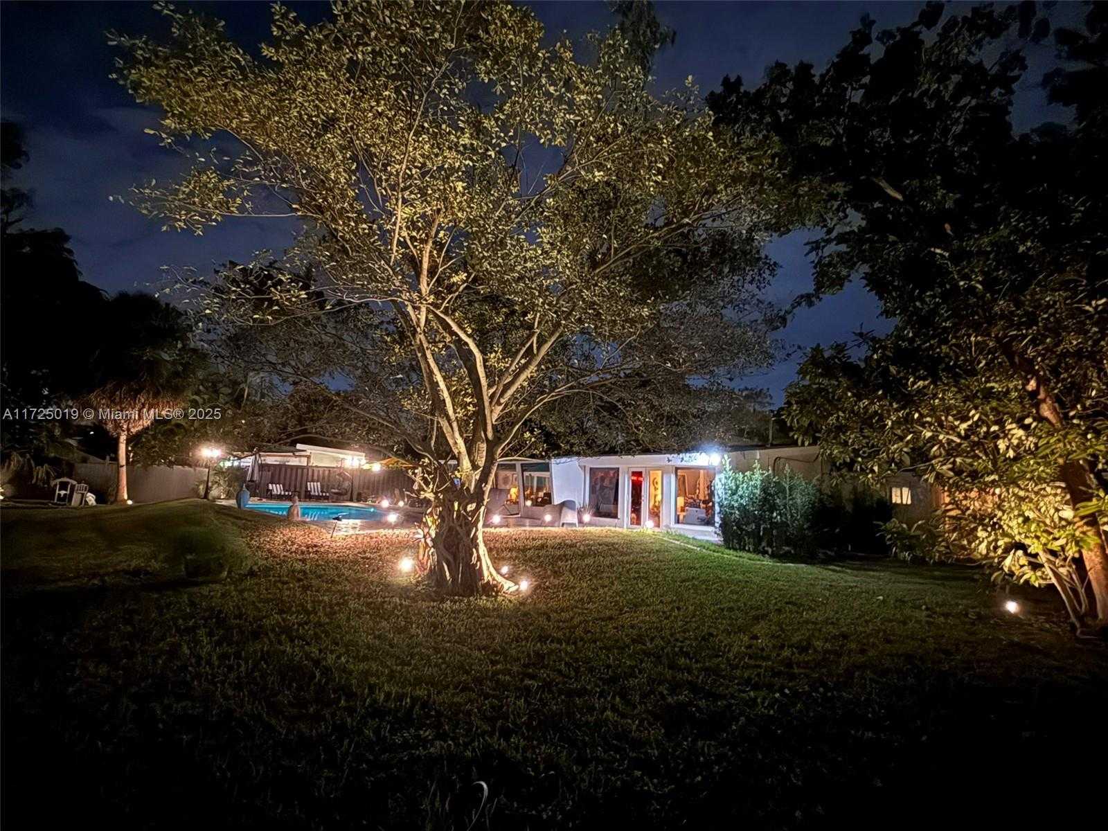 Small Image of 12500 ALAMANDA DR, North Miami Number 13