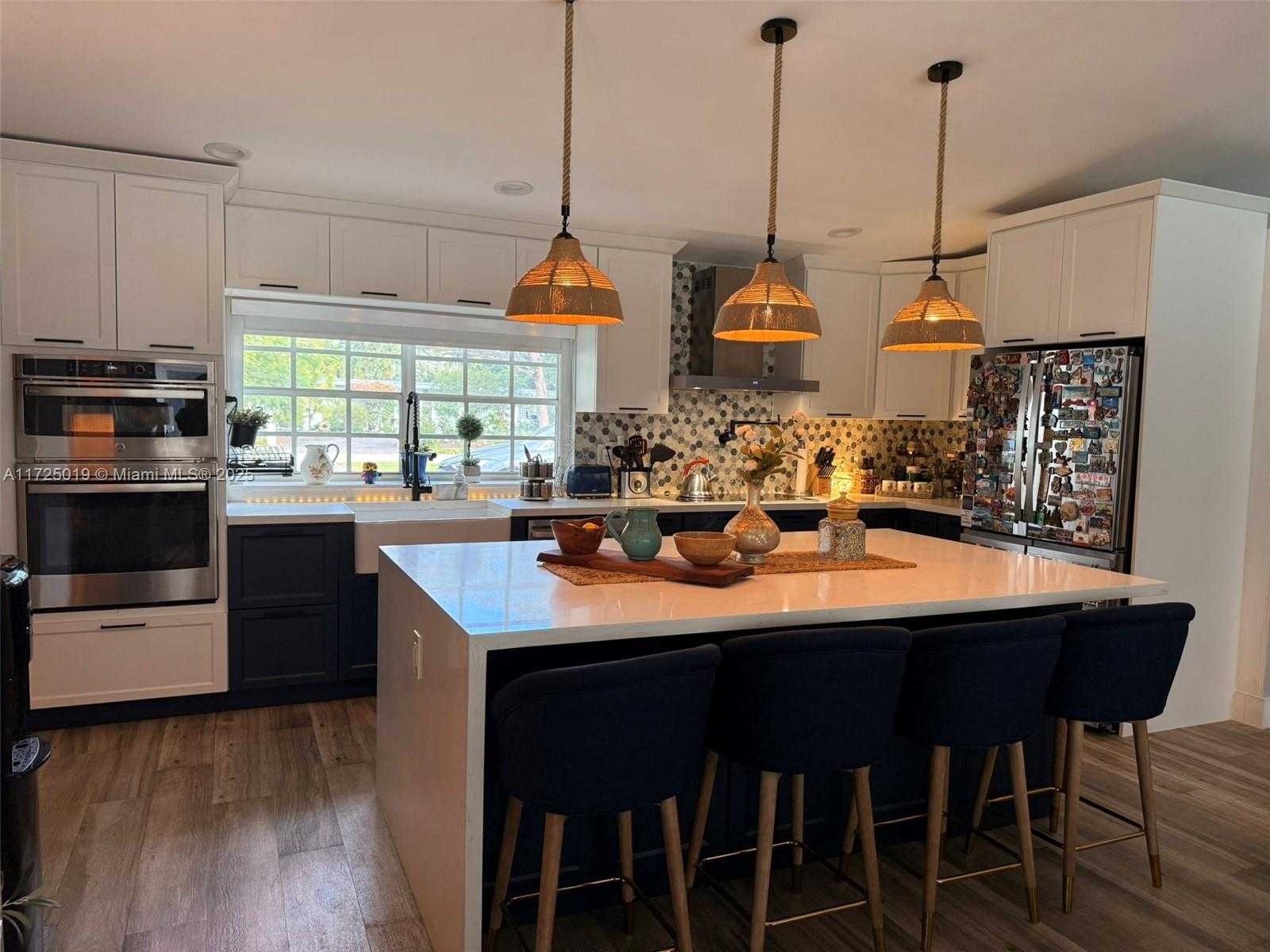 Small Image of 12500 ALAMANDA DR, North Miami Number 14