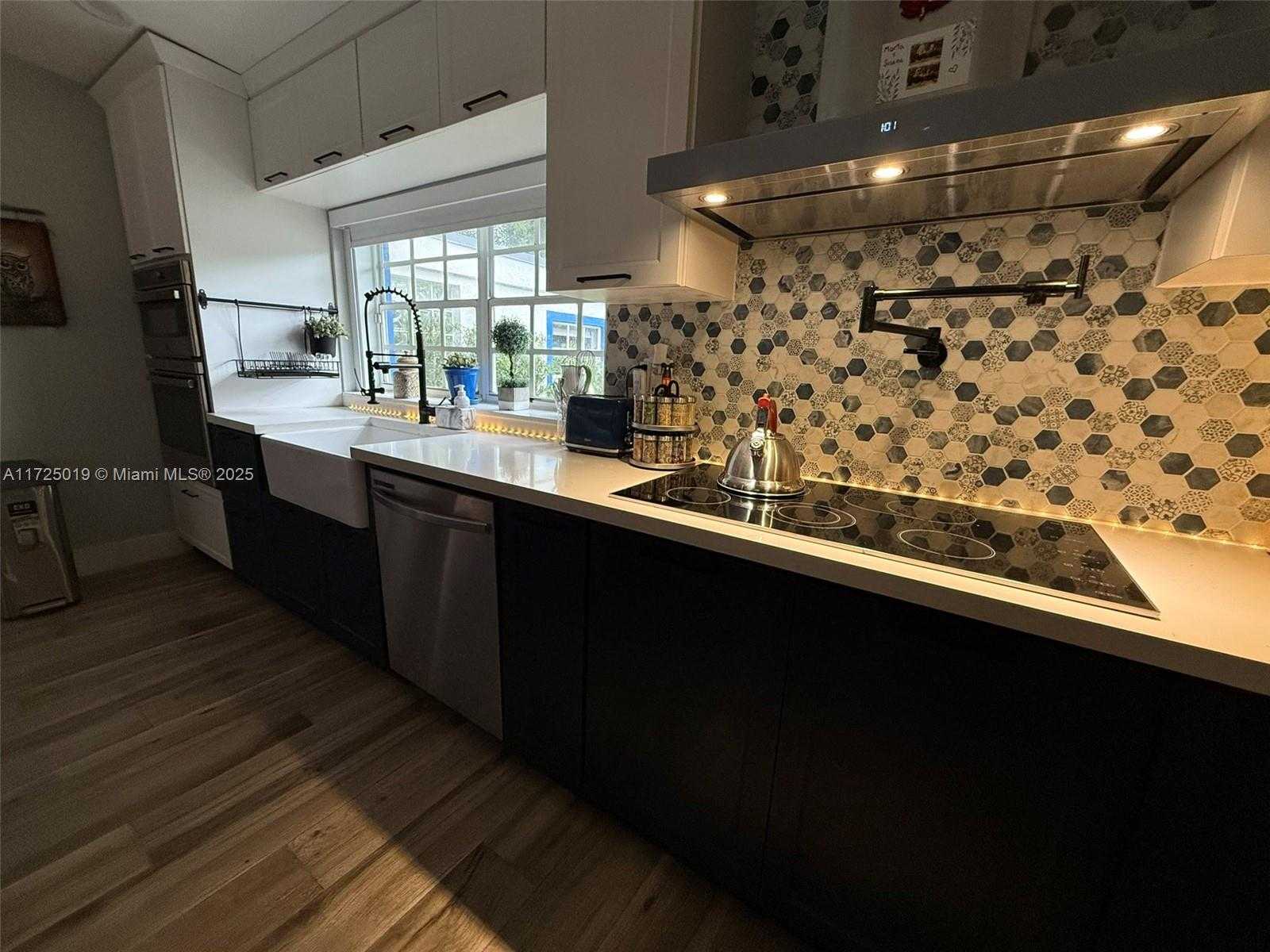 Small Image of 12500 ALAMANDA DR, North Miami Number 16