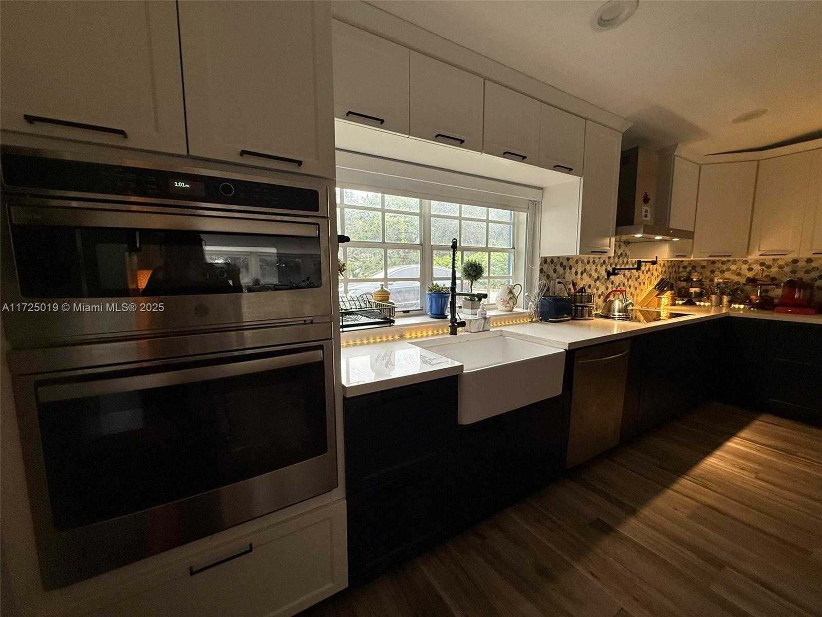 Small Image of 12500 ALAMANDA DR, North Miami Number 17