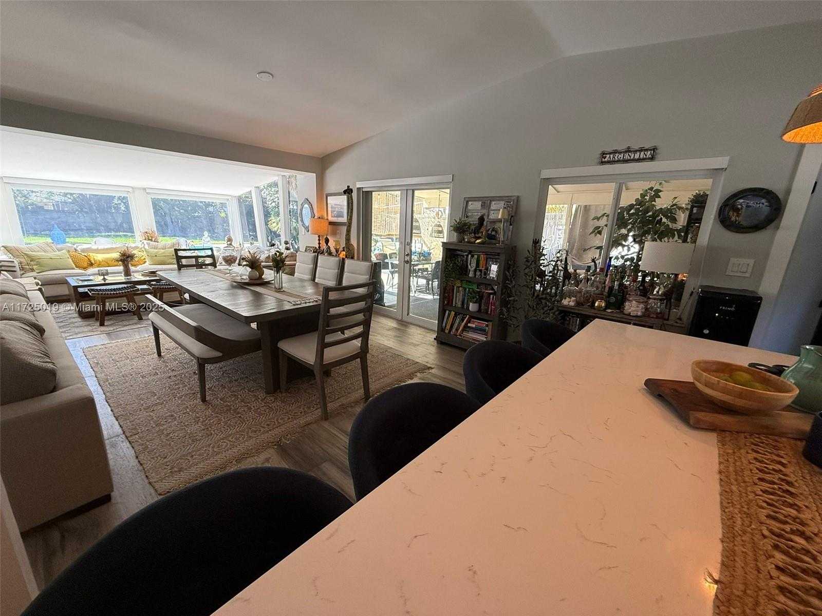 Small Image of 12500 ALAMANDA DR, North Miami Number 18