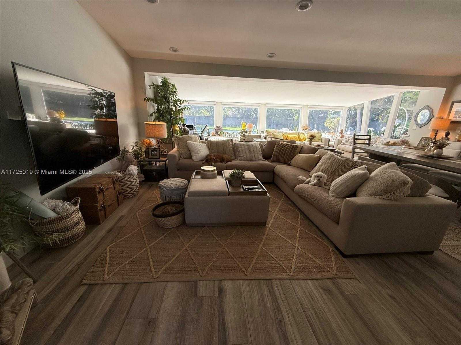 Small Image of 12500 ALAMANDA DR, North Miami Number 19