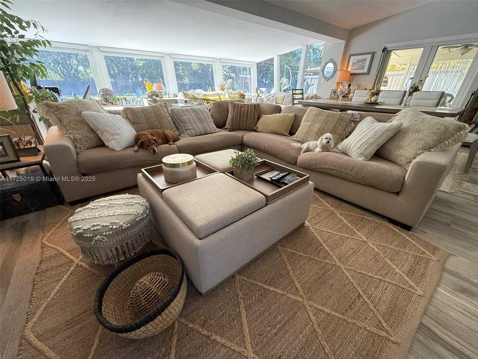Small Image of 12500 ALAMANDA DR, North Miami Number 20