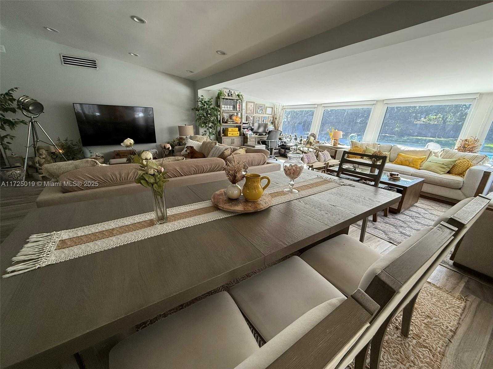 Small Image of 12500 ALAMANDA DR, North Miami Number 23