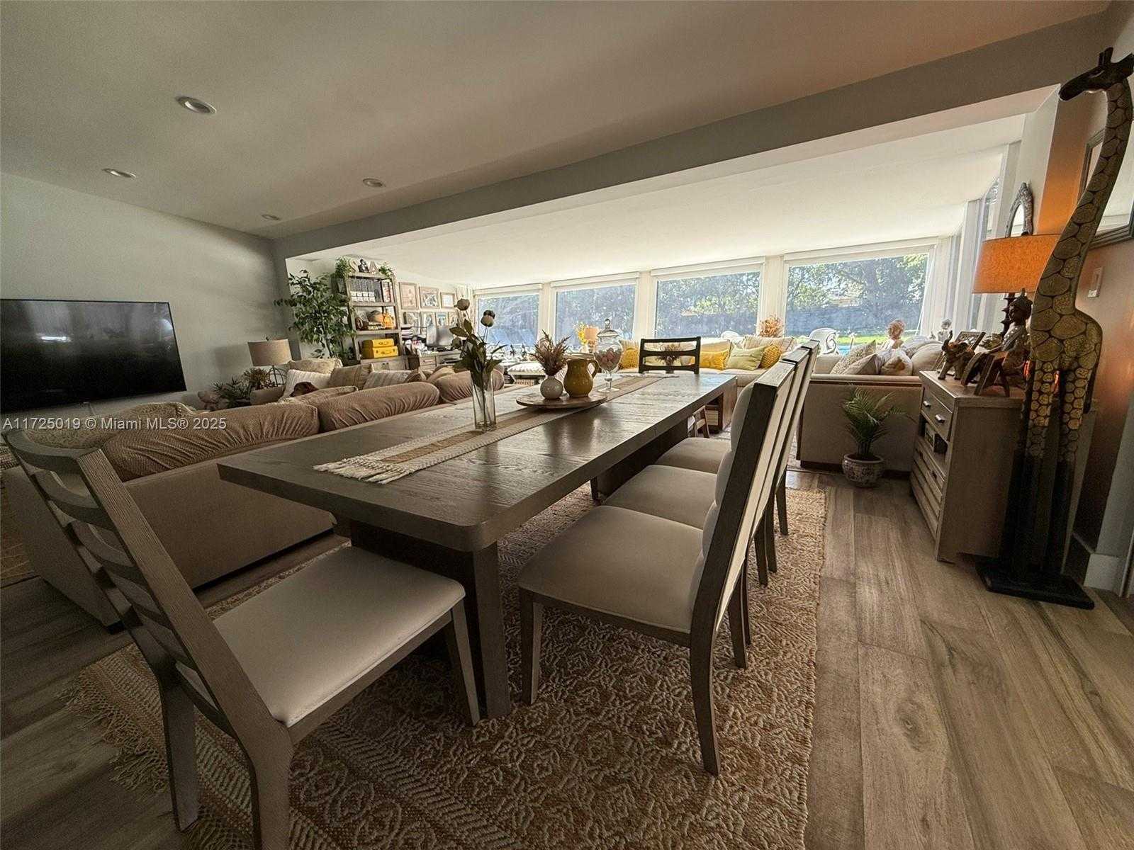 Small Image of 12500 ALAMANDA DR, North Miami Number 24