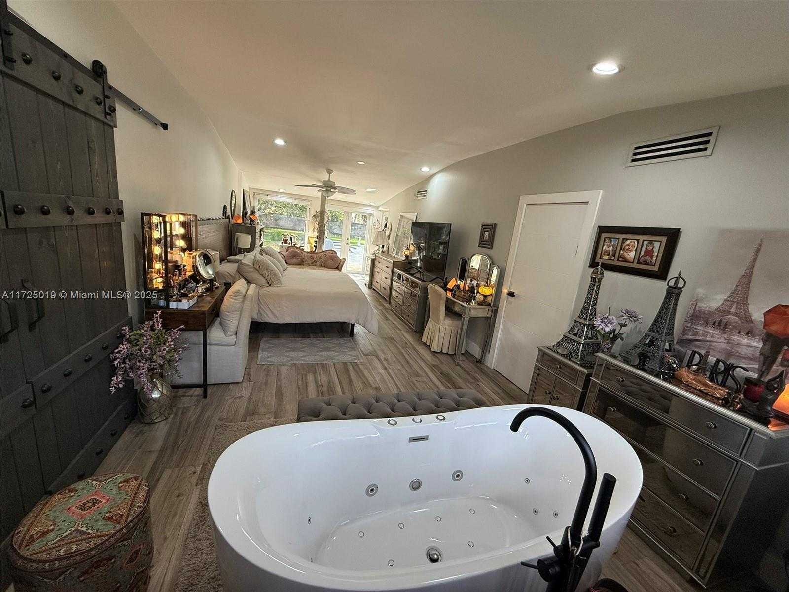 Small Image of 12500 ALAMANDA DR, North Miami Number 25