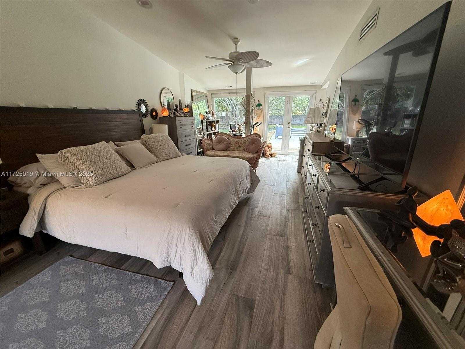 Small Image of 12500 ALAMANDA DR, North Miami Number 26