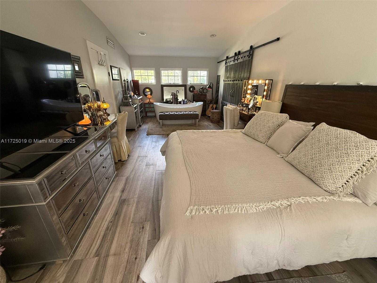 Small Image of 12500 ALAMANDA DR, North Miami Number 27