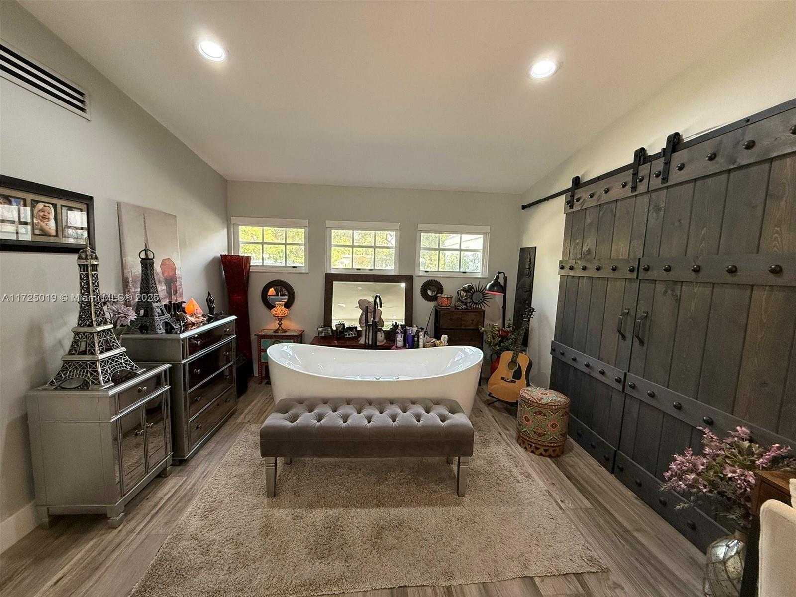Small Image of 12500 ALAMANDA DR, North Miami Number 28