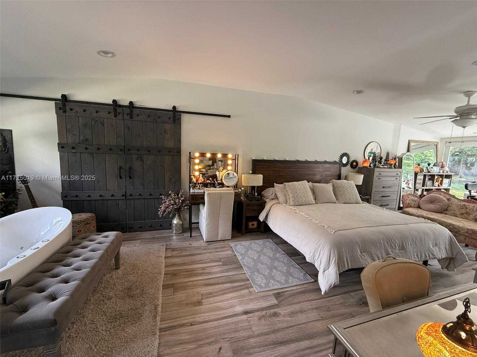 Small Image of 12500 ALAMANDA DR, North Miami Number 29