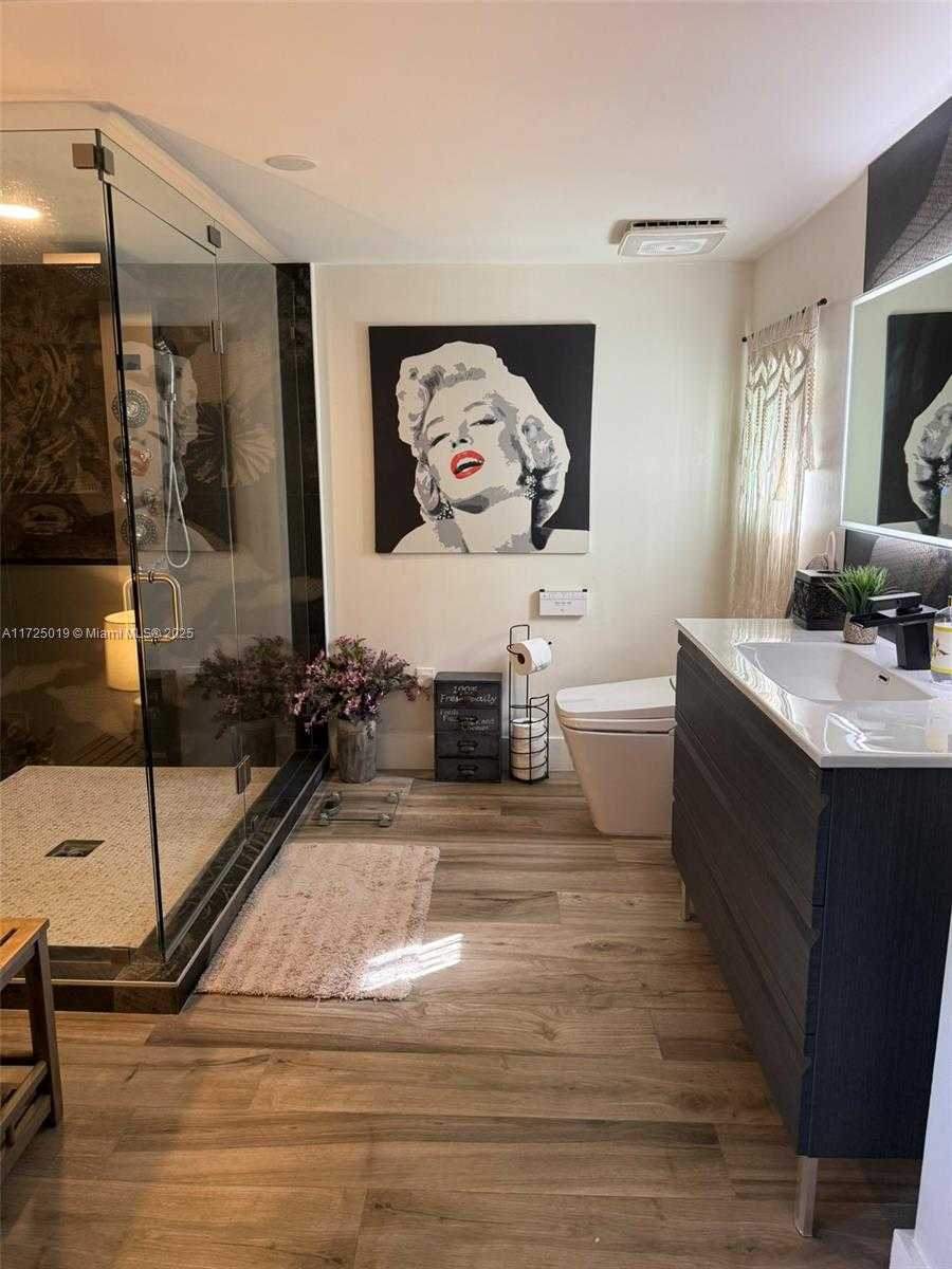 Small Image of 12500 ALAMANDA DR, North Miami Number 30
