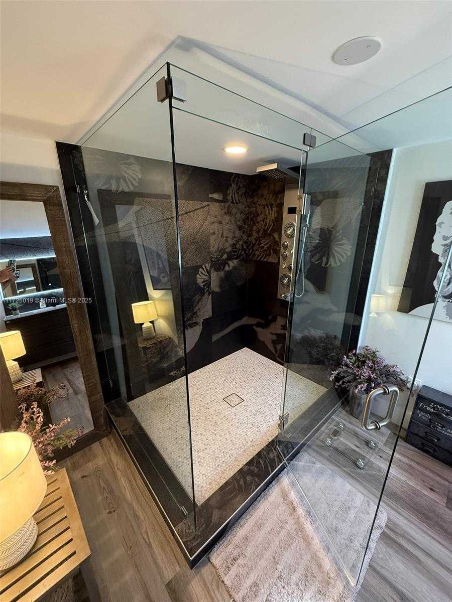 Small Image of 12500 ALAMANDA DR, North Miami Number 31