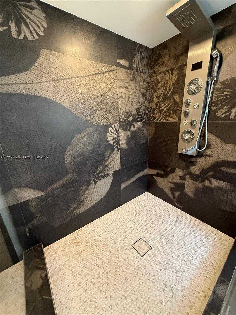 Small Image of 12500 ALAMANDA DR, North Miami Number 32
