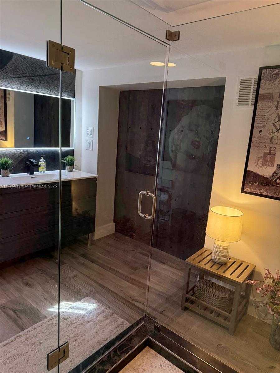 Small Image of 12500 ALAMANDA DR, North Miami Number 33