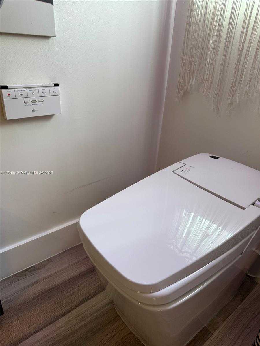 Small Image of 12500 ALAMANDA DR, North Miami Number 34