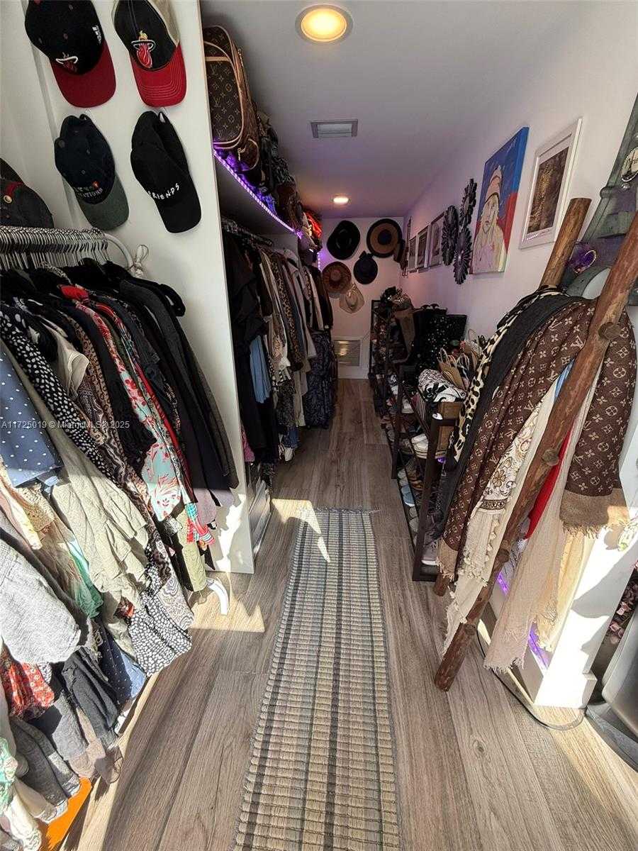Small Image of 12500 ALAMANDA DR, North Miami Number 35