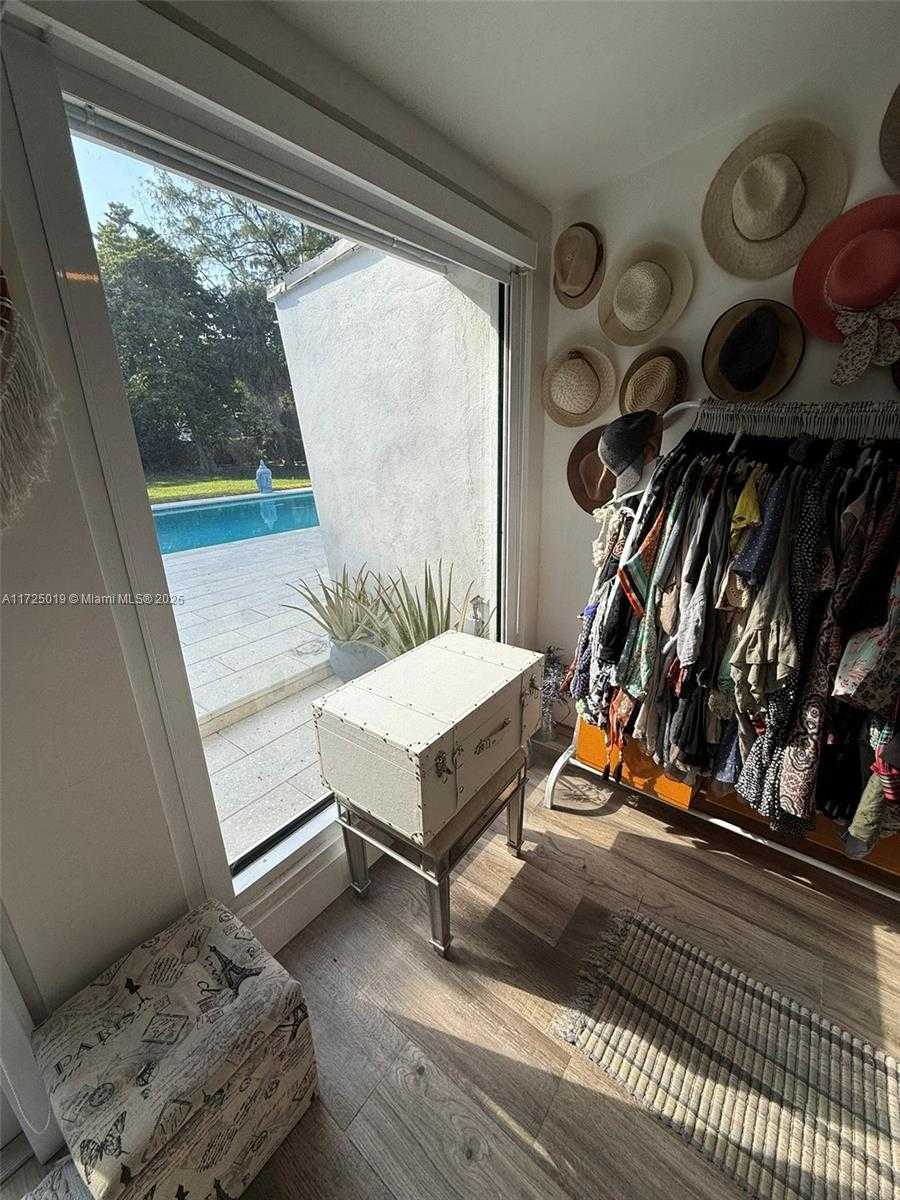 Small Image of 12500 ALAMANDA DR, North Miami Number 37