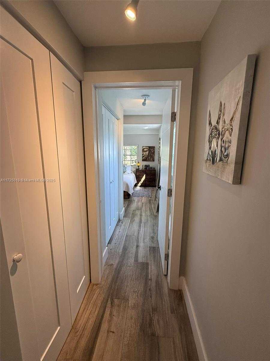 Small Image of 12500 ALAMANDA DR, North Miami Number 38