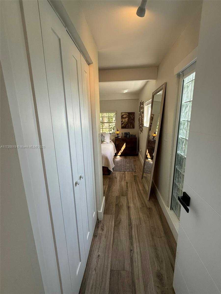 Small Image of 12500 ALAMANDA DR, North Miami Number 39