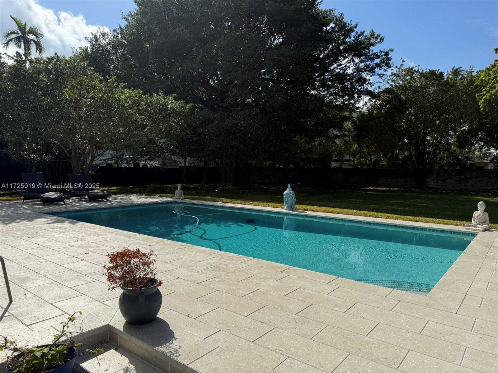 Small Image of 12500 ALAMANDA DR, North Miami Number 4