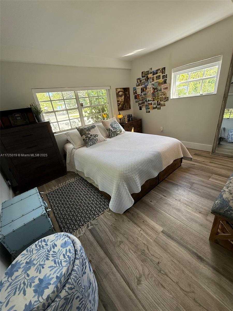 Small Image of 12500 ALAMANDA DR, North Miami Number 41