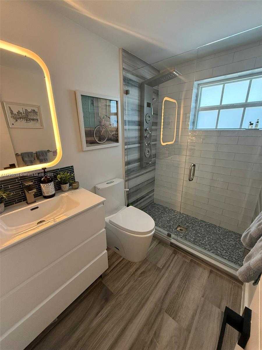 Small Image of 12500 ALAMANDA DR, North Miami Number 42
