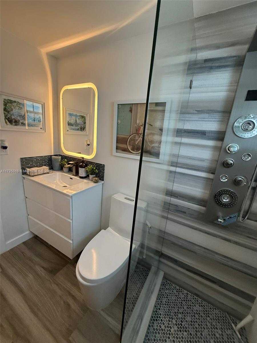 Small Image of 12500 ALAMANDA DR, North Miami Number 44