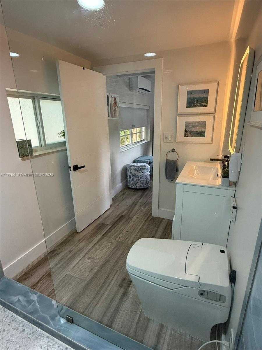Small Image of 12500 ALAMANDA DR, North Miami Number 45