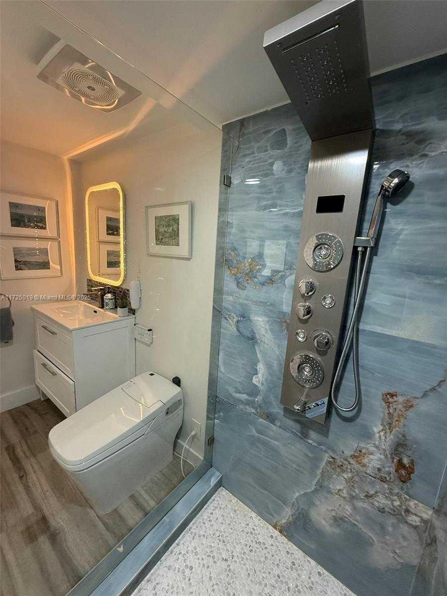 Small Image of 12500 ALAMANDA DR, North Miami Number 46